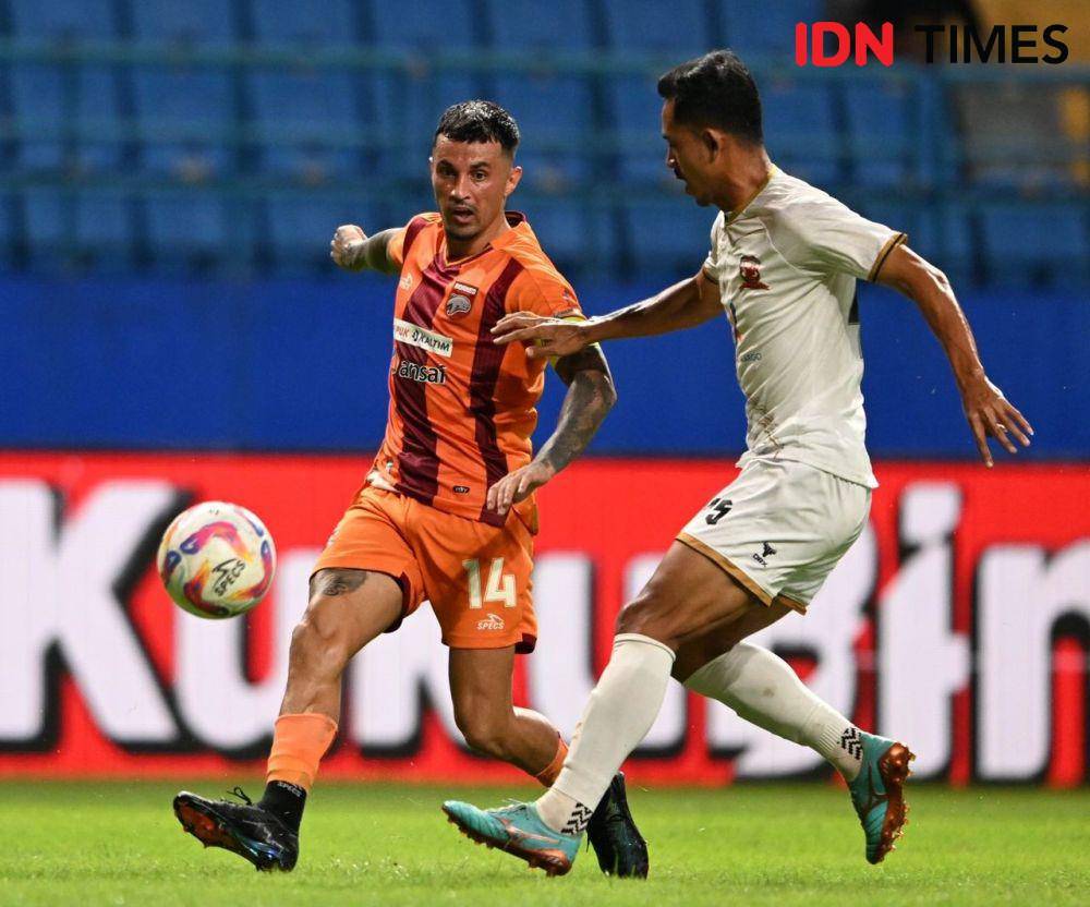 Stefano Lilipaly (jersey oranye) diharapkan tampil optimal pada laga melawan Persebaya, Jumat (20/12/2024) malam. (Dok. Media Officer Borneo FC)