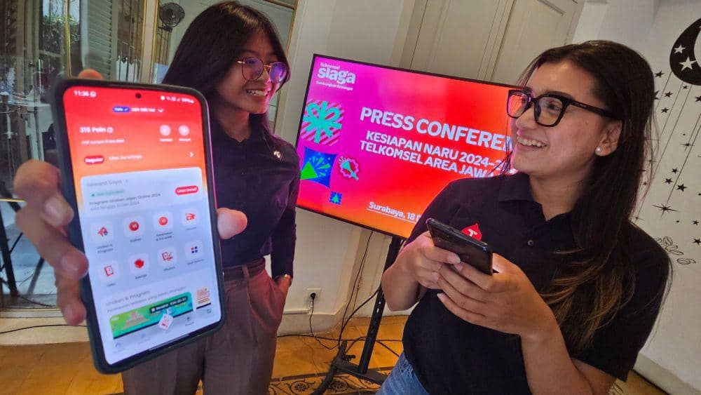 Pelanggan mengakses aplikasi MyTelkomsel. (Dok. Telkomsel)