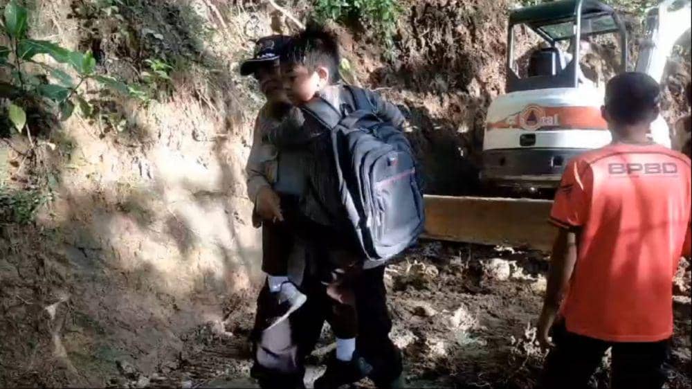 Warga berusaha melewati material longsor. IDN Times/istimewa