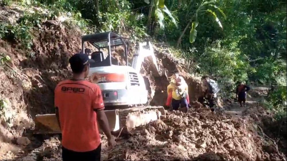 Longsor Tutup Jalan, Puluhan Warga Trenggalek Terisolir