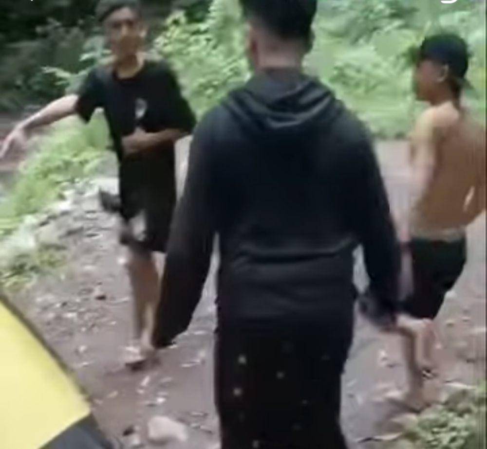 Tangkapan layar video penggerebekan pasangan mesum di Wisata Bedengan Malang. (IDN Times/Istimewa)