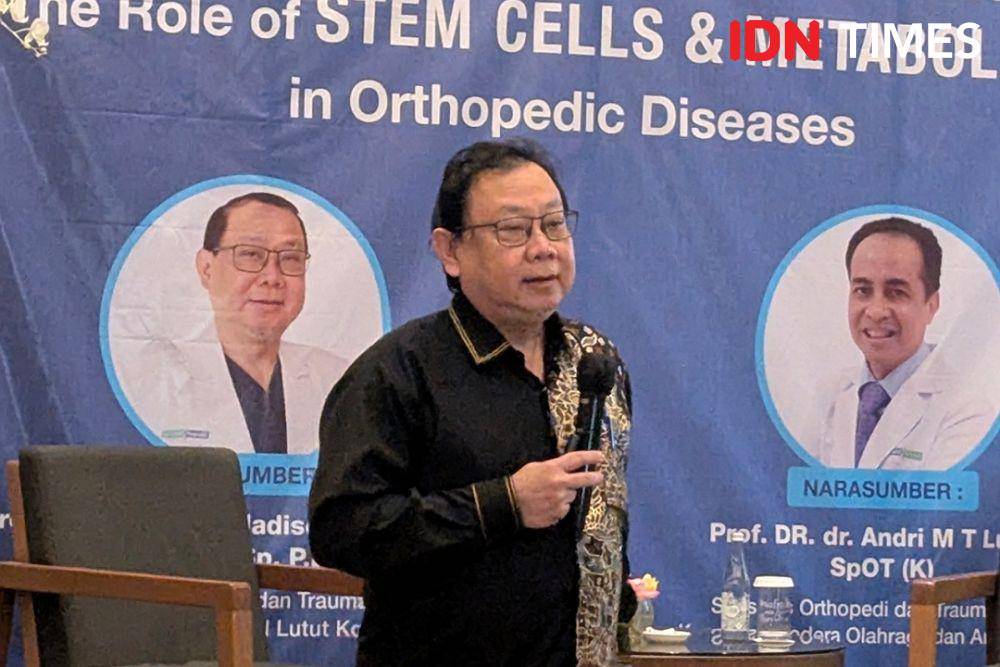 Spesialis orthopedi dan traumatologi sub spesialis panggul lutut konsultan, Pro. Dr. dr. Ismail Hadisoebroto Dilogo, SpOT, SubSP. P.L. (K) (IDN Times/Misrohatun)