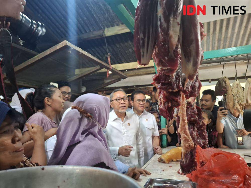 Mendag dan Mengko Pangan Saat berkunjung ke Pasar Dukuh Kupang Surabaya, Jumat (20/12/2024). (IDN Times/Khusnul Hasana)