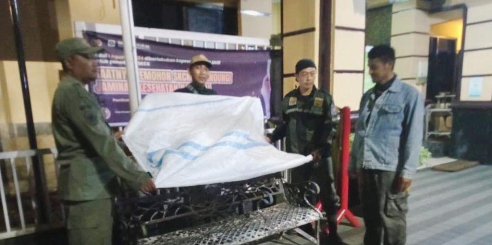 Parah Banget, Kursi Taman Balai Kota Surabaya Dicuri