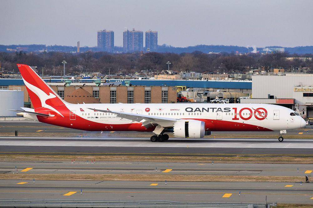 potret pesawat maskapai Qantas di Bandara John F. Kennedy, New York (commons.wikimedia.org/AEMoreira042281)