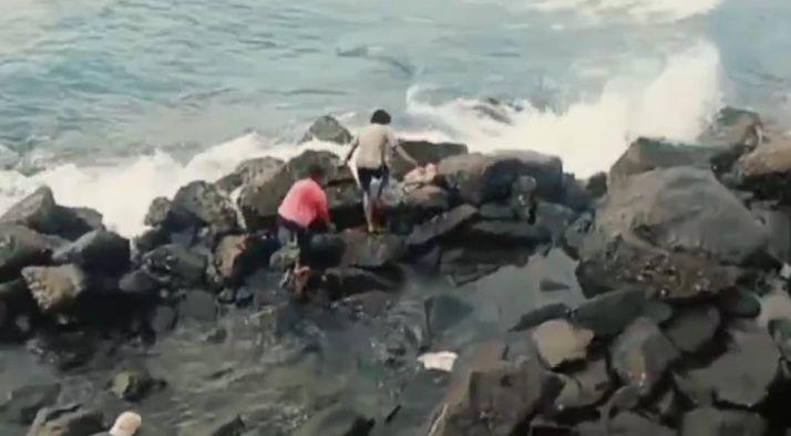 Asyik Selfie, Seorang Santri Tewas Jatuh dari Tebing Pantai di Lombok