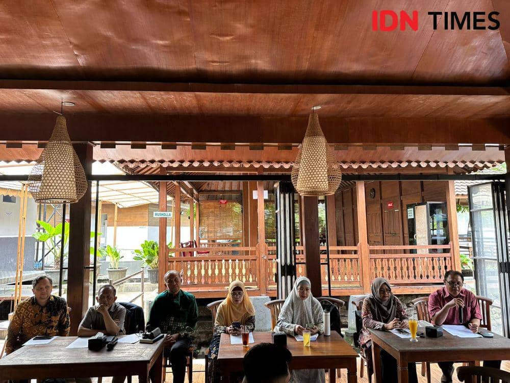 Tujuh guru besar UMS yang akan dikukuhkan pada Senin (23/12/2024). (IDN Times/Larasati Rey)