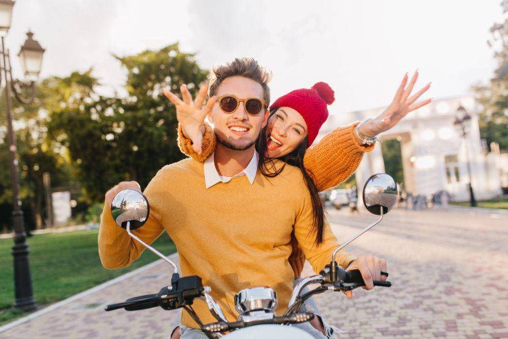 Ilustrasi naik motor bersama pasangan (freepik.com/lookstudio)