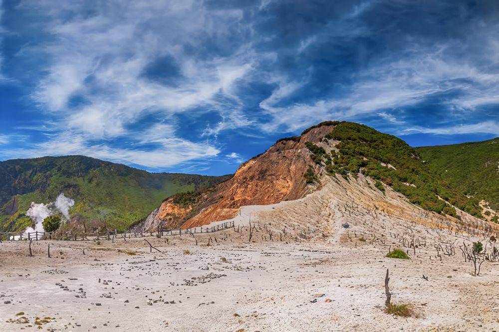 gunung papandayan di garut (dok.disparbud.jabarprov.go.id)