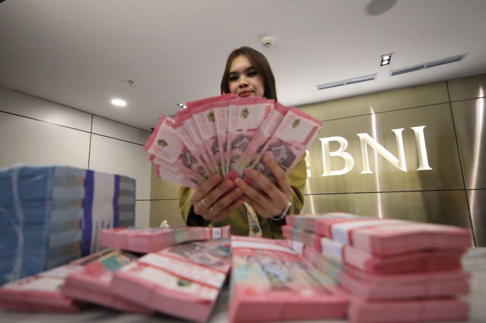 Sempat Perkasa, Rupiah Anjlok di Perdagangan Awal Pekan