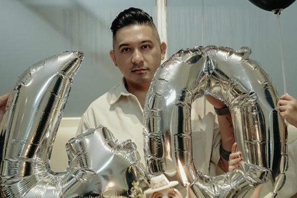 7 Potret Ulang Tahun ke-40 Ryan Delon, Dapat Kejutan dari Keluarga