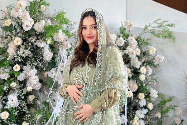 7 Potret Pengajian 4 Bulan Kehamilan Siti Badriah untuk Anak Kedua