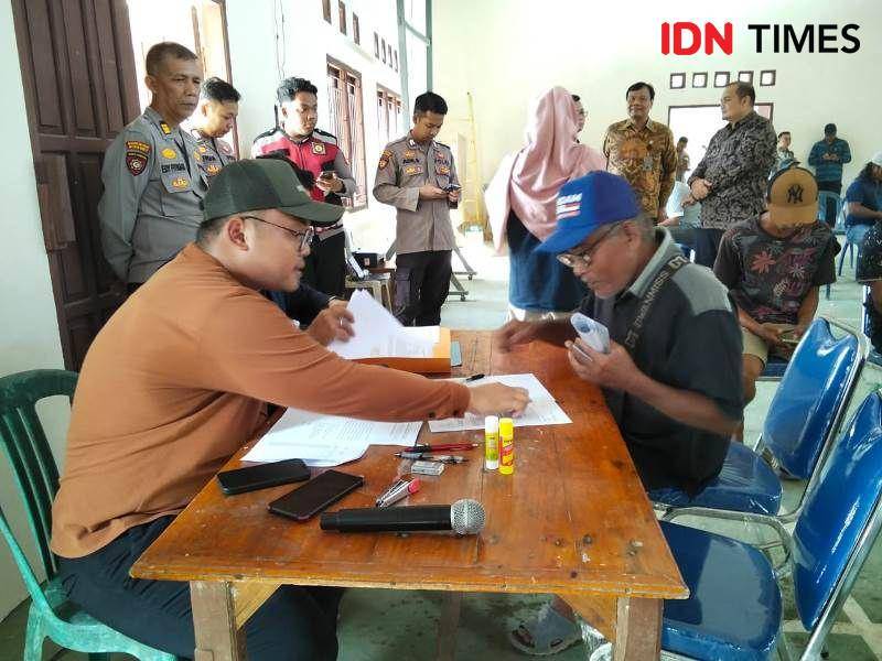 Proses pembayaran uang pengganti lahan milik warga untuk jalan Tol IKN (IDN Times/Ervan)