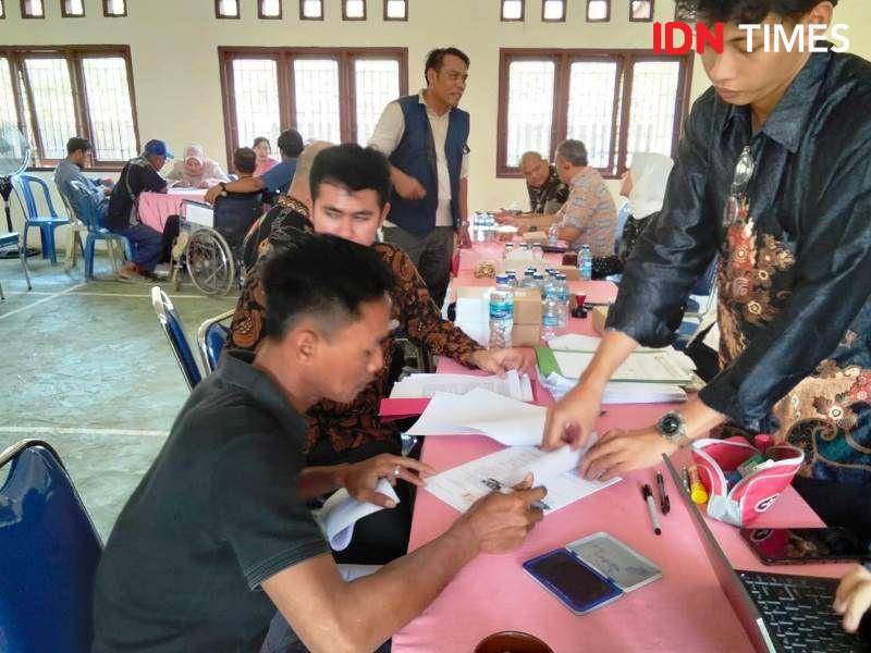 Proses pembayaran uang pengganti lahan milik warga untuk jalan Tol IKN (IDN Times/Ervan)