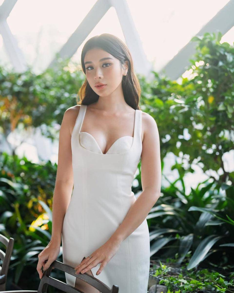 potret ide dress nuansa putih ala Kao Supassara