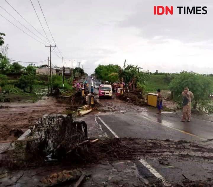 Foto banjir meluap ke atas jembatan di Desa Soritatanga (Dok/Istimewa)