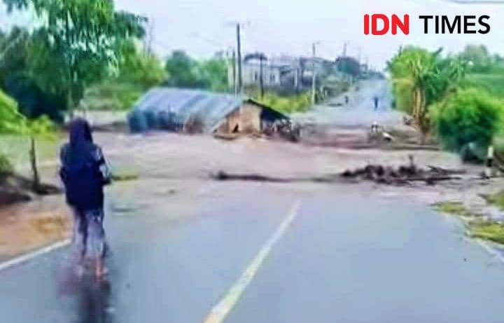 Pasutri di Dompu Hanyut Terseret Banjir Bersama Rumahnya