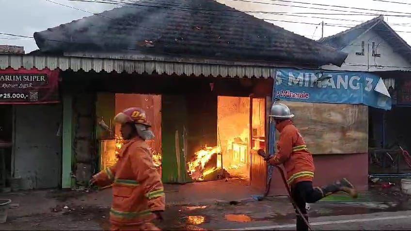 Warung Nasi Padang di Kota Madiun Terbakar, 3 Orang Luka