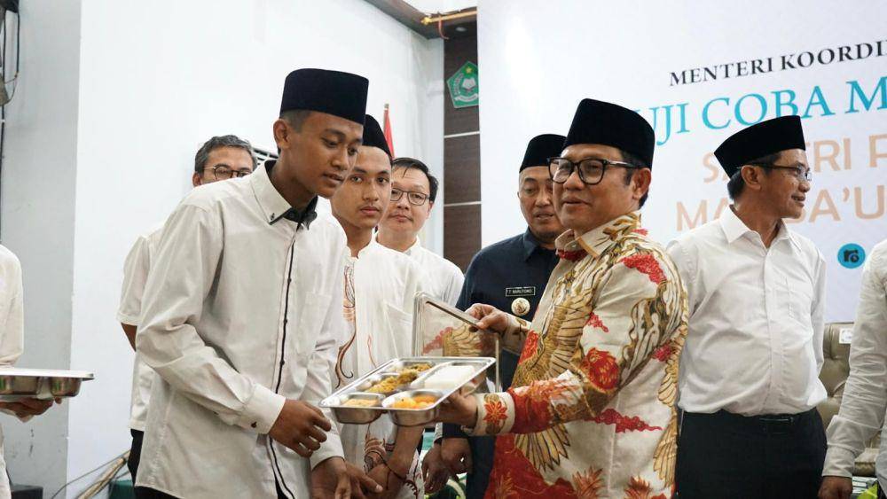 Menko PM Abdul Muhaimin Iskandar melakukan uji coba program makan bergizi gratis di pesantren. (Dok. Kemenko PM)