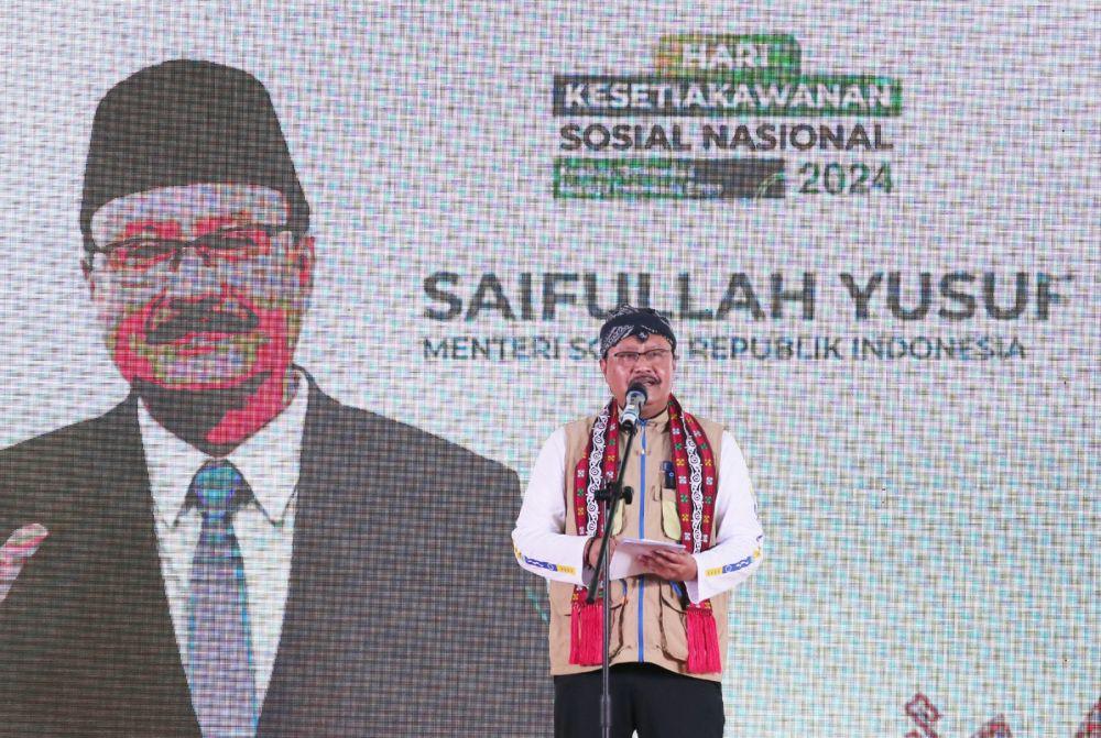 Kunjungan Mensos Saifullah Yusuf di acara Hari Kesetiakawanan Sosial Nasional (HKSN) 2024, di Balai Desa Margodadi, Pringsewu, Jumat (20/12/2024). (Dok. Pemprov Lampung).