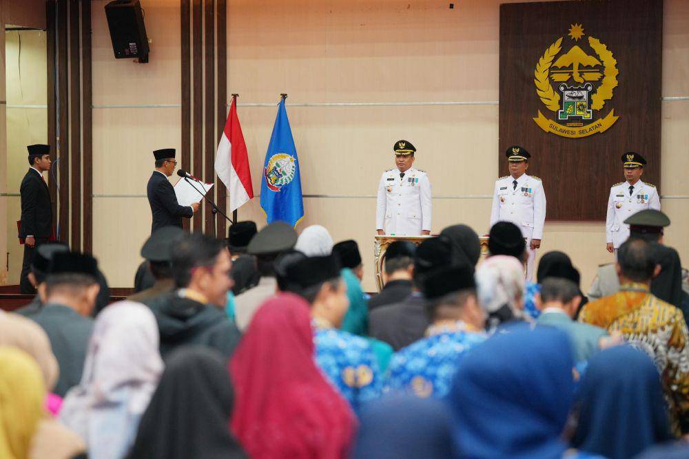 Pj Gubernur Sulawesi Selatan, Zudan Arif Fakrulloh, melantik tiga Pj bupati di Ruang Pola Kantor Gubernur Sulsel, Jumat (20/12/2024). (Dok. Humas Pemprov Sulsel)