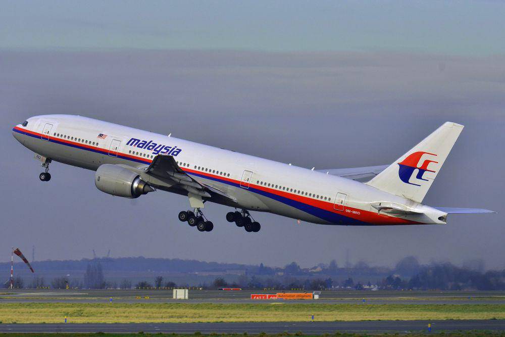 Pesawat Malaysia Airlines Boeing 777-200ER (dengan registrasi 9M-MRO) lepas landas dari Bandara Roissy-Charles de Gaulle (LFPG) di Prancis pada 11 Desember. (Laurent ERRERA edit by Soerfm, CC BY-SA 2.0, via Wikimedia Commons)
