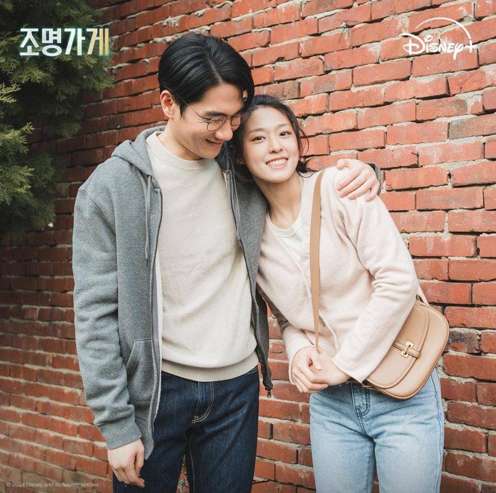 Uhm Tae Goo dan Kim Seol Hyun di drama Light Shop (instagram.com/disneypluskr)