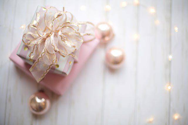 ilustrasi kado berwarna pink (pexels.com/Jill Wellington)