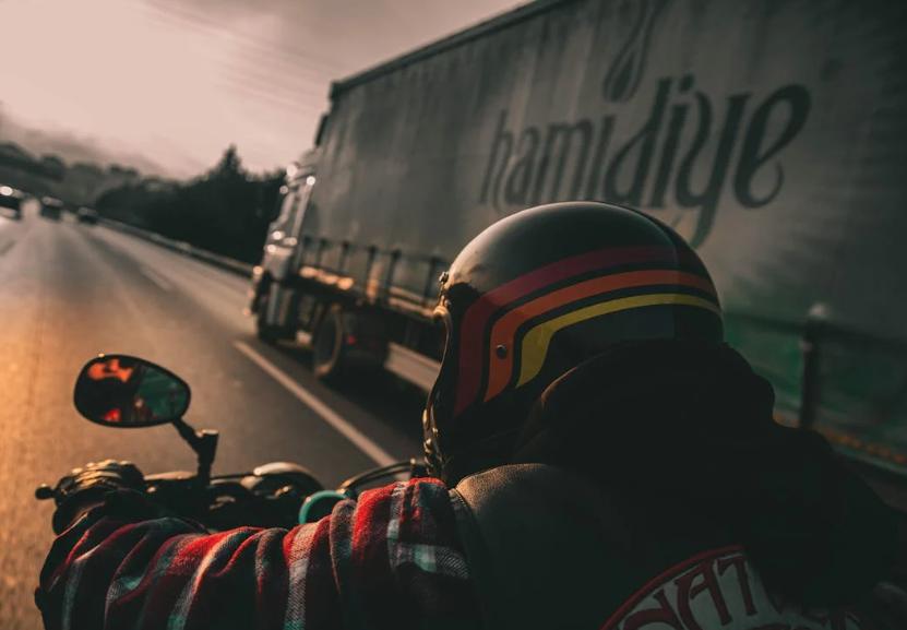 Waspadai 5 Hal Ini Saat Berkendara di Dekat Truk atau Bus
