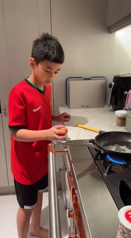 Rafathar belajar bikin telur ceplok (instagram.com/shela_lala96)