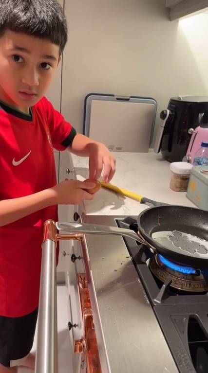 Rafathar belajar bikin telur ceplok (instagram.com/shela_lala96)