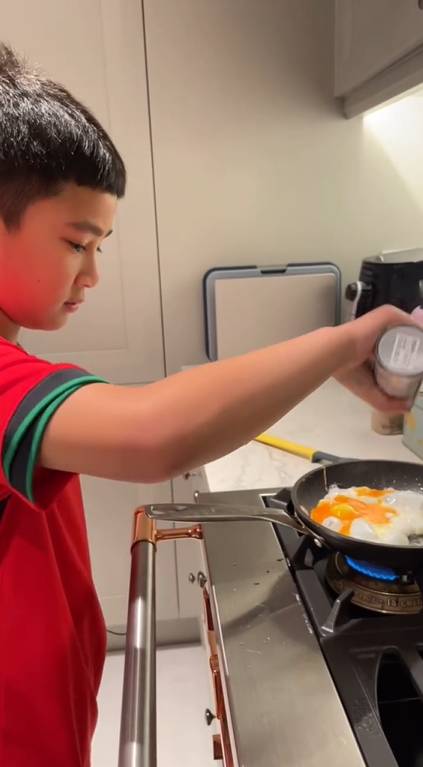 Rafathar belajar bikin telur ceplok (instagram.com/shela_lala96)