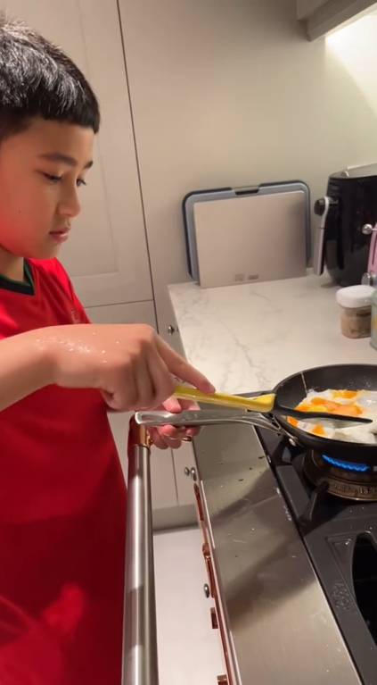 Rafathar belajar bikin telur ceplok (instagram.com/shela_lala96)
