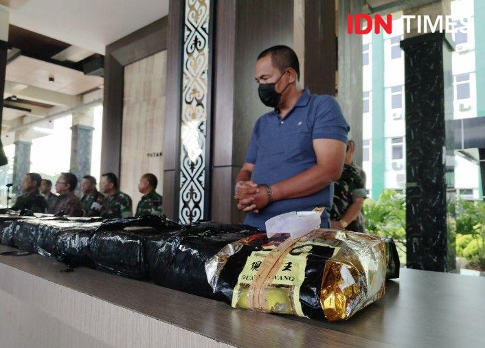 Deninteldam I/BB Tangkap Kurir yang Antar Sabu 20 Kg Bareng Anak Istri