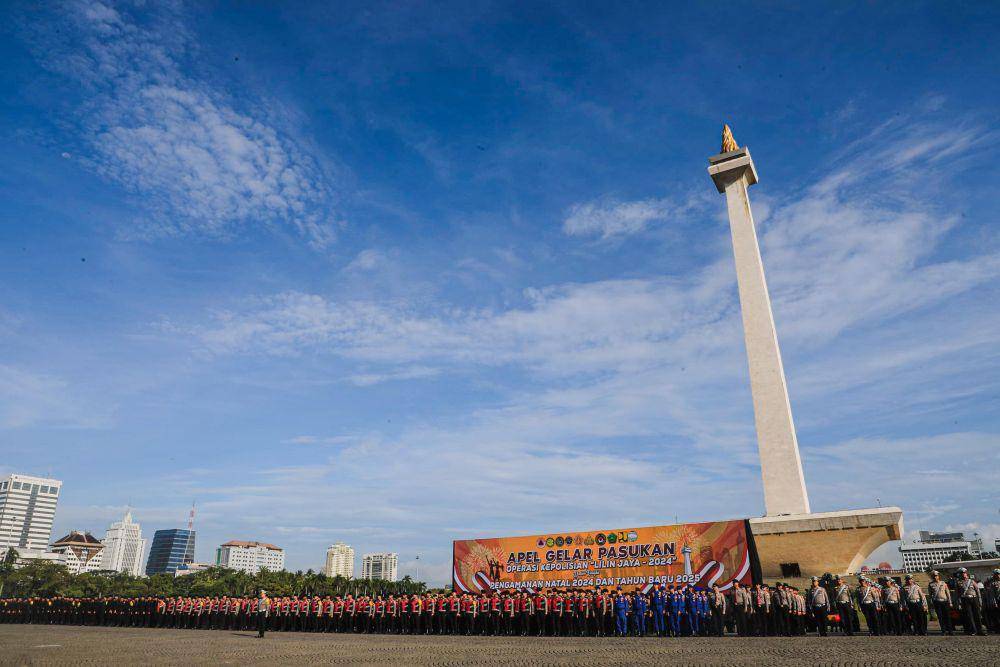 Pj. Gubernur Teguh Setyabudi memimpin Apel Gelar Pasukan dalam rangka Operasi Kepolisian “Lilin Jaya 2024”. (dok. Humas Pemprov DKI Jakarta)