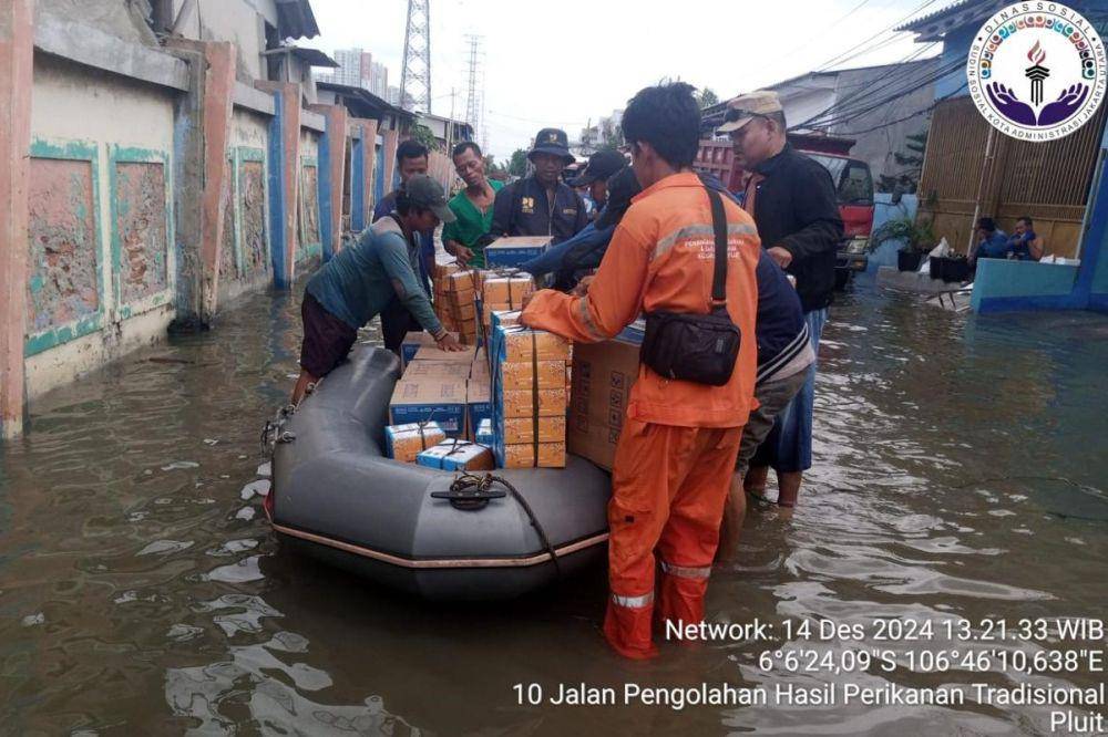 Pemerintah Provinsi DKI Jakarta melalui Dinas Sosial Salurkan Bantuan untuk Warga Terdampak Banjir Rob. (dok. Humas Pemprov DKI Jakarta)