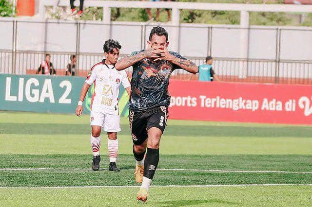 Silvio Escobar, bomber Persipa Pati, saat merayakan golnya ke gawang Persekat Tegal pada pekan ke-15 Grup 2 Liga 2 Indonesia 2024/2025. (instagram.com/persipaofficial)