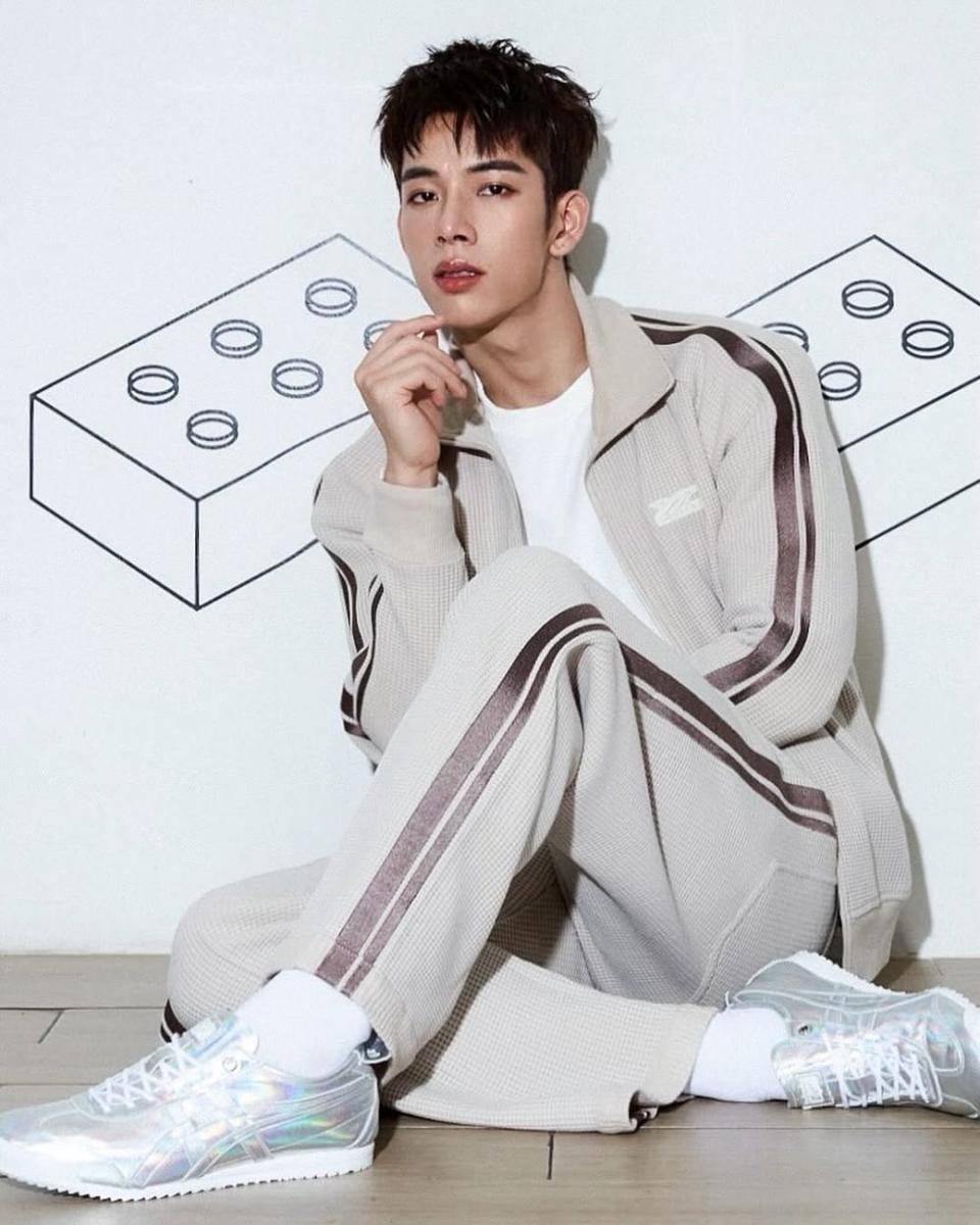 outfit sporty look ala Frank Thanatsaran (instagram.com/frank_thanatsaran)