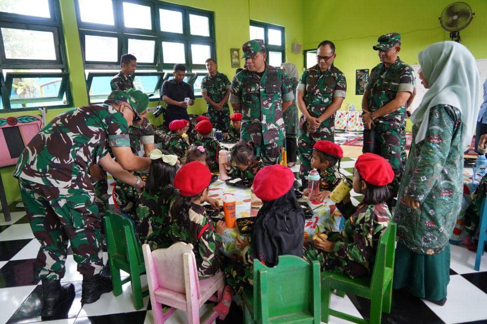 Danrem 032 Wirabraja mengecek pembagian makan bergizi gratis (Foto: Korem 032 Wirabraja)
