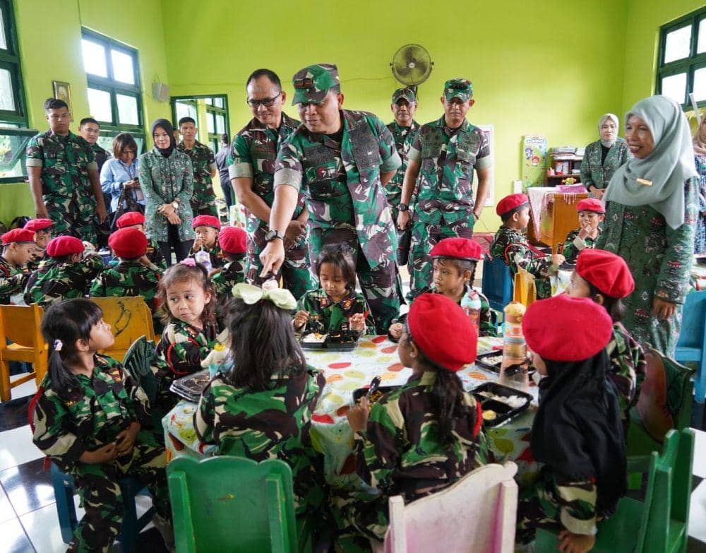 Danrem 032 Wirabraja, Brigjen TNI Wahyu Eko mengecek pemberian makan bergizi gratis (Foto: Korem 032 Wirabraja)