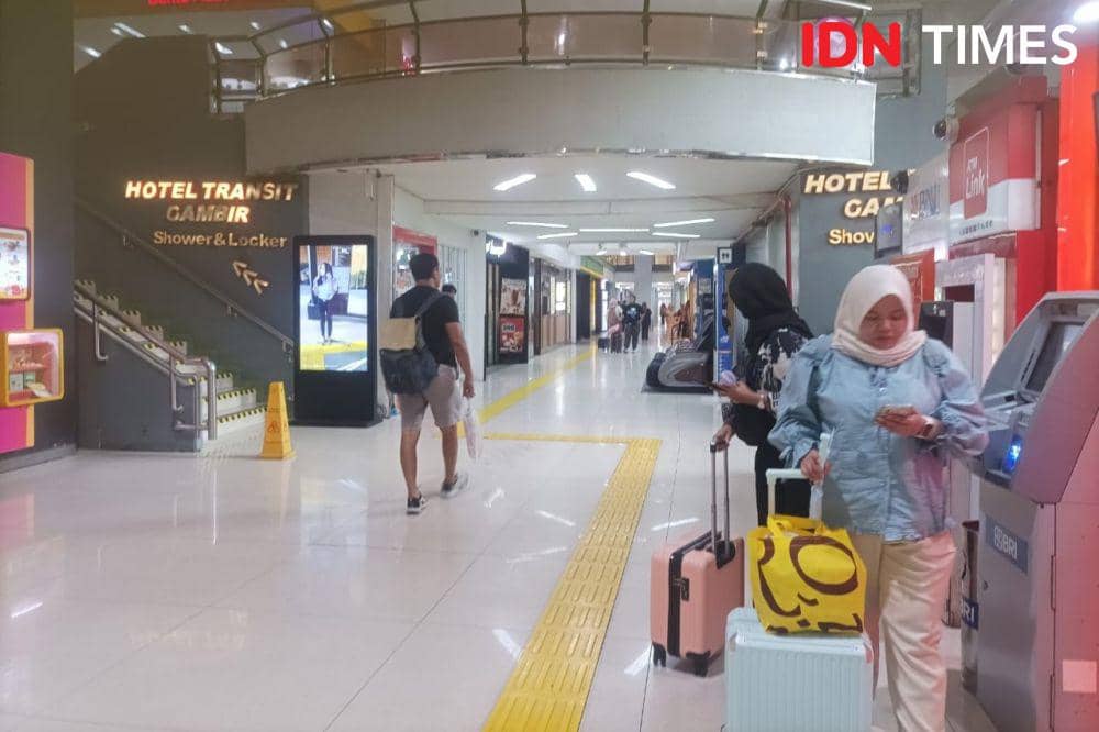 Suasana Stasiun Gambir jelang libur Nataru, Jumat (20/12/2024)