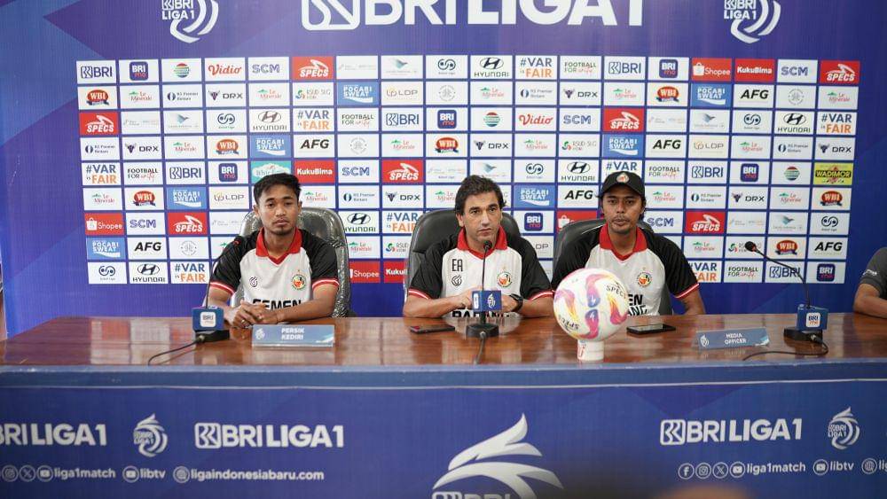 Konferensi Pers pelatih Semen Padang FC jelang laga menghadapi Persik Kediri (Foto: MO Semen Padang FC)