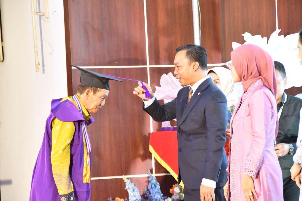 Kementerian Kependudukan Wisuda 2.822 Lansia Sepanjang 2024