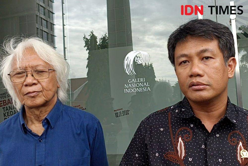 Pelukis Yos Suprapto (kiri) dan Anggota Komisi X DPR RI Bonnie Triyana di Galeri Nasional Indonesia. (IDN Times/Amir Faisol)