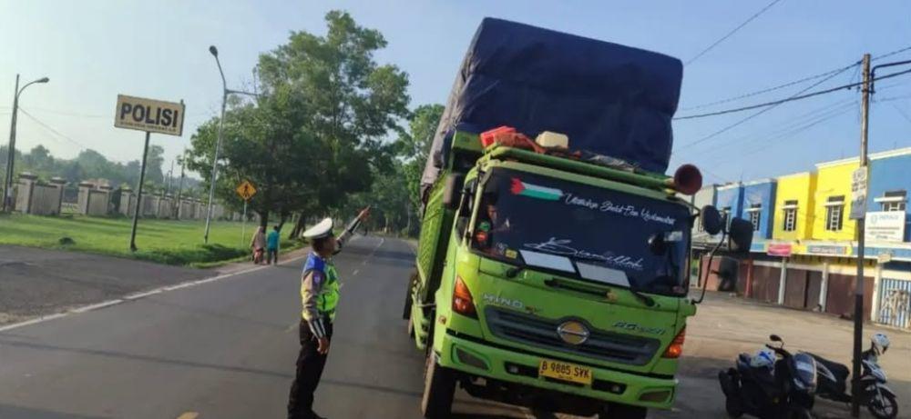 Razia Puluhan Truk Besar di Balikpapan, Dua SIM Palsu Terungkap