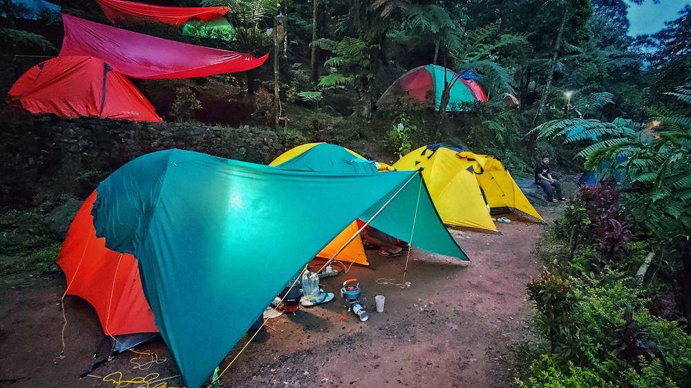 potret suasana camping Lembah Tepus setelah subuh (dok.pribadi/Intan Deviana)