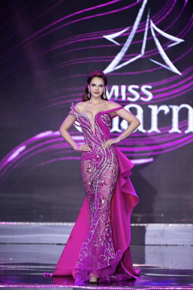 Potret Finalis di Preliminary Gaun Malam Miss Charm 2024 (Hùng Vũ Team for Facebook.com/Miss Charm)