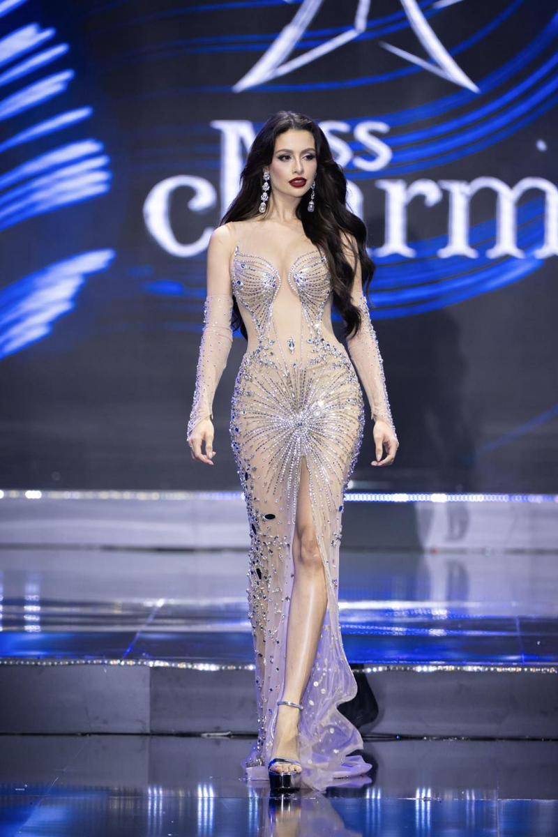 Potret Finalis di Preliminary Gaun Malam Miss Charm 2024 (Hùng Vũ Team for Facebook.com/Miss Charm)