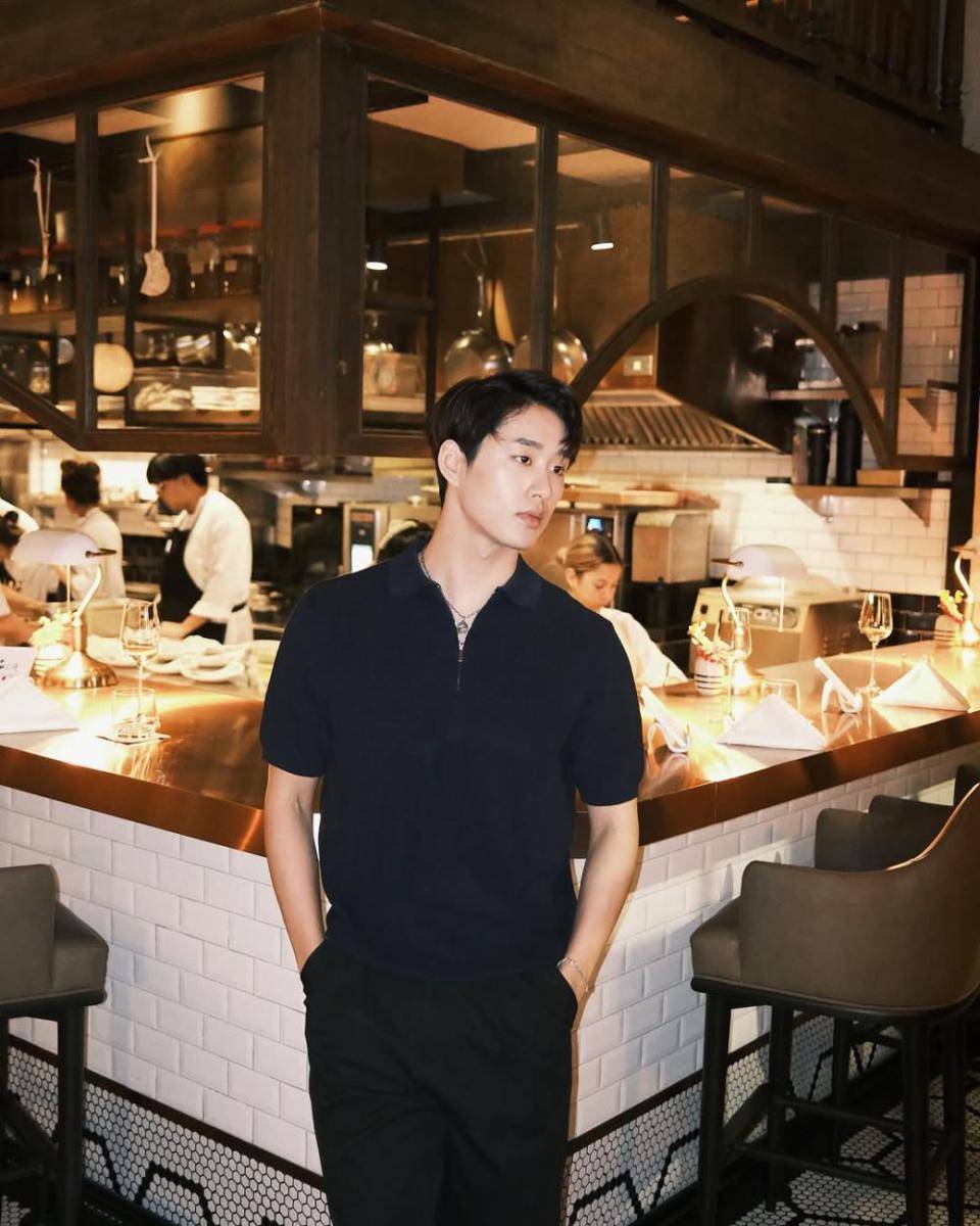 potret outfit dinner di malam tahun baru ala Est Supha (instagram.com/est_rvp)