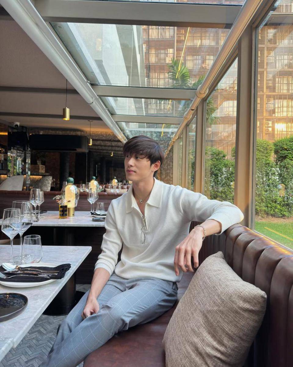 potret outfit dinner di malam tahun baru ala Est Supha (instagram.com/est_rvp)
